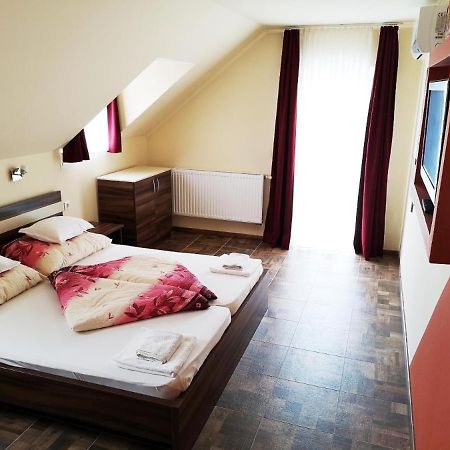 Bed and Breakfast Borostyan Panzio Balatonfuered Екстер'єр фото