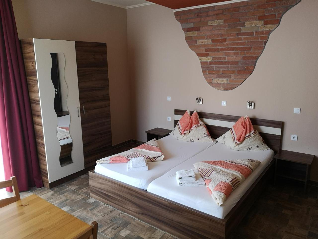 Bed and Breakfast Borostyan Panzio Balatonfuered Екстер'єр фото